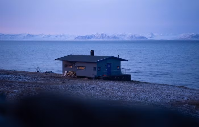 Cô Cecilia đã sống trong một cabin ở ngoại ô thị trấn Longyearbyen, thủ phủ của vùng. Cecilia chia sẻ điều này hơi bất thường, bởi hầu hết mọi người dành cuối tuần ở những cabin như vậy còn thời gian chủ yếu họ sống ở thị trấn.