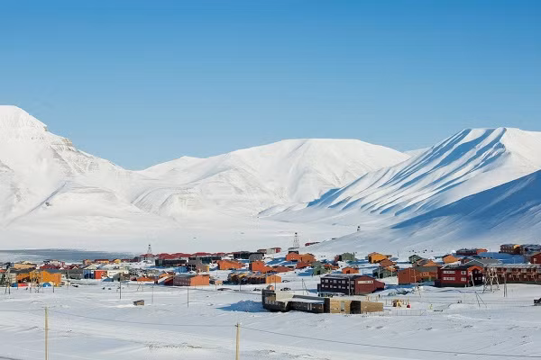  Quần đảo Svalbard chìm trong bóng tối tới 4 tháng mỗi năm và 4 tháng khác lại không có đêm.