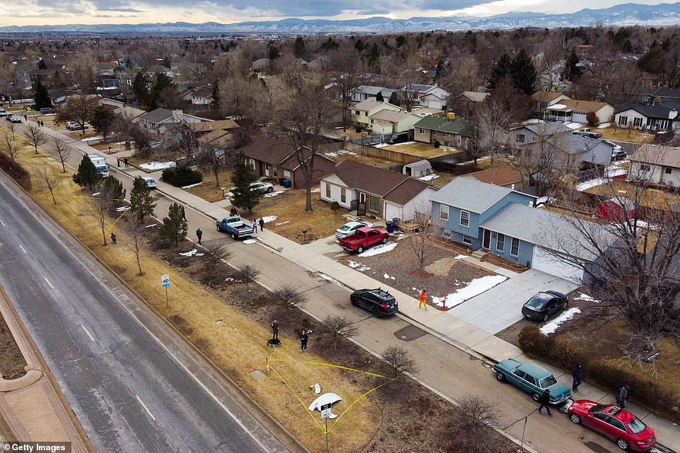 Bức ảnh chụp từ trên cao cho thấy một vài mảnh vỡ rơi xuống khu vực đại lộ Sheridan ở Broomfield.