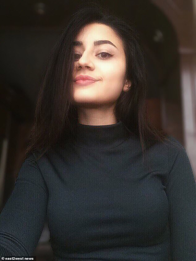 Cô con gái lớn Krestina của ông Mikhail khi đó ngất xỉu. Ảnh: East2west news.