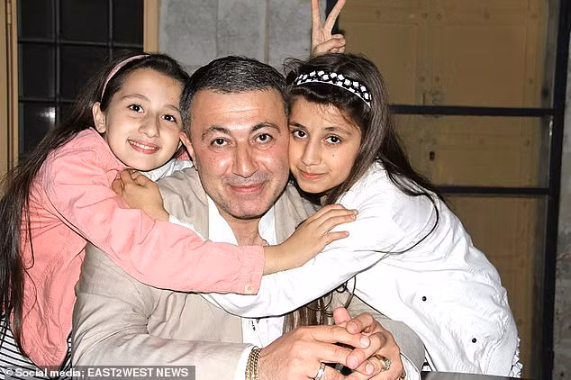 Ngày hôm sau, Krestina, Angelina và Maria bị bắt giữ và thú nhận hành vi giết người, nói rằng họ đã phải chịu đựng nhiều năm bị lạm dụng tình dục, thể chất và tình cảm từ cha mình. Ảnh: Mikhail và hai con gái hồi nhỏ. Ảnh: East2west news.