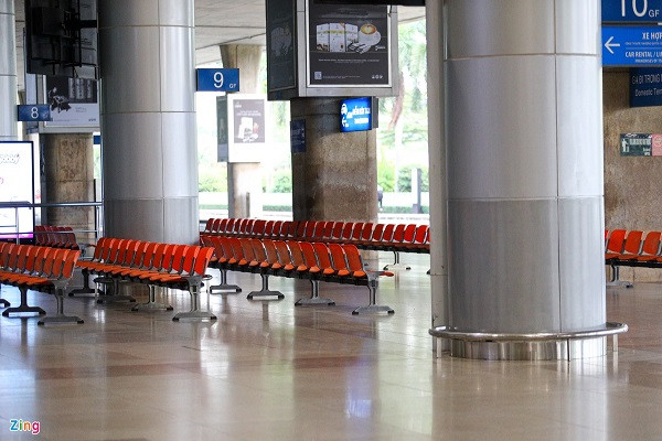 Chiều 5/2, các dãy ghế trước khu vực ga đến tại ga quốc tế Tân Sơn Nhất không một bóng người tới đón thân nhân, kiều bào từ nước ngoài về quê.