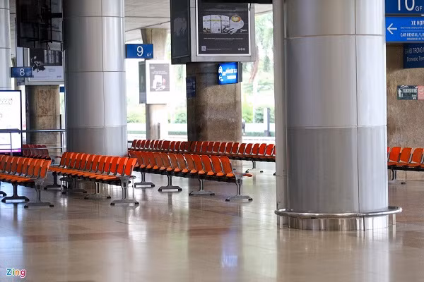 Chiều 5/2, các dãy ghế trước khu vực ga đến tại ga quốc tế Tân Sơn Nhất không một bóng người tới đón thân nhân, kiều bào từ nước ngoài về quê.