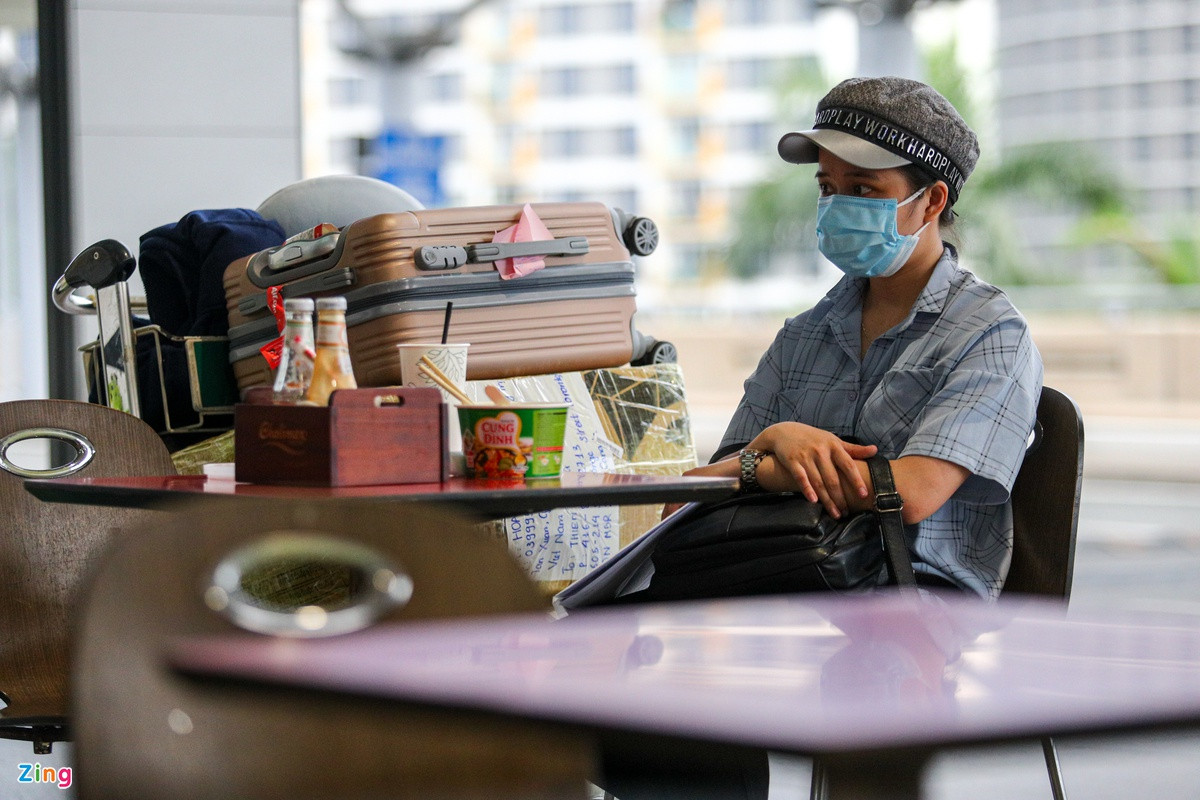 Do lo ngại trình trạng đông đúc người đi lại vào dịp Tết, Lan Trinh (du học sinh Hàn Quốc) đã đến từ rất sớm từ chiều 5/2, dù chuyến bay 23h cùng ngày mới cất cánh. "Mình rất bất ngờ khi ga quốc tế năm nay lại vắng vẻ như vậy, nếu biết trước mình sẽ không đi sớm thế này", Lan Trinh chia sẻ.