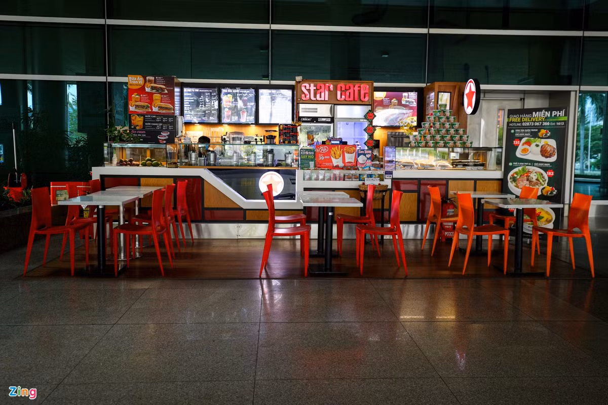 Một quầy hàng hiếm hoi tại tầng trệt còn hoạt động nhưng cũng trong tình trạng ế ẩm. "Thời gian gần đây, nhà hàng chủ yếu phục vụ nhân viên sân bay, an ninh, công an. Quán rất ít bán được cho khách ở ngoài, doanh thu chưa tới 1 triệu đồng/ngày", Hoàng Lâm (nhân viên cửa hàng) cho biết.