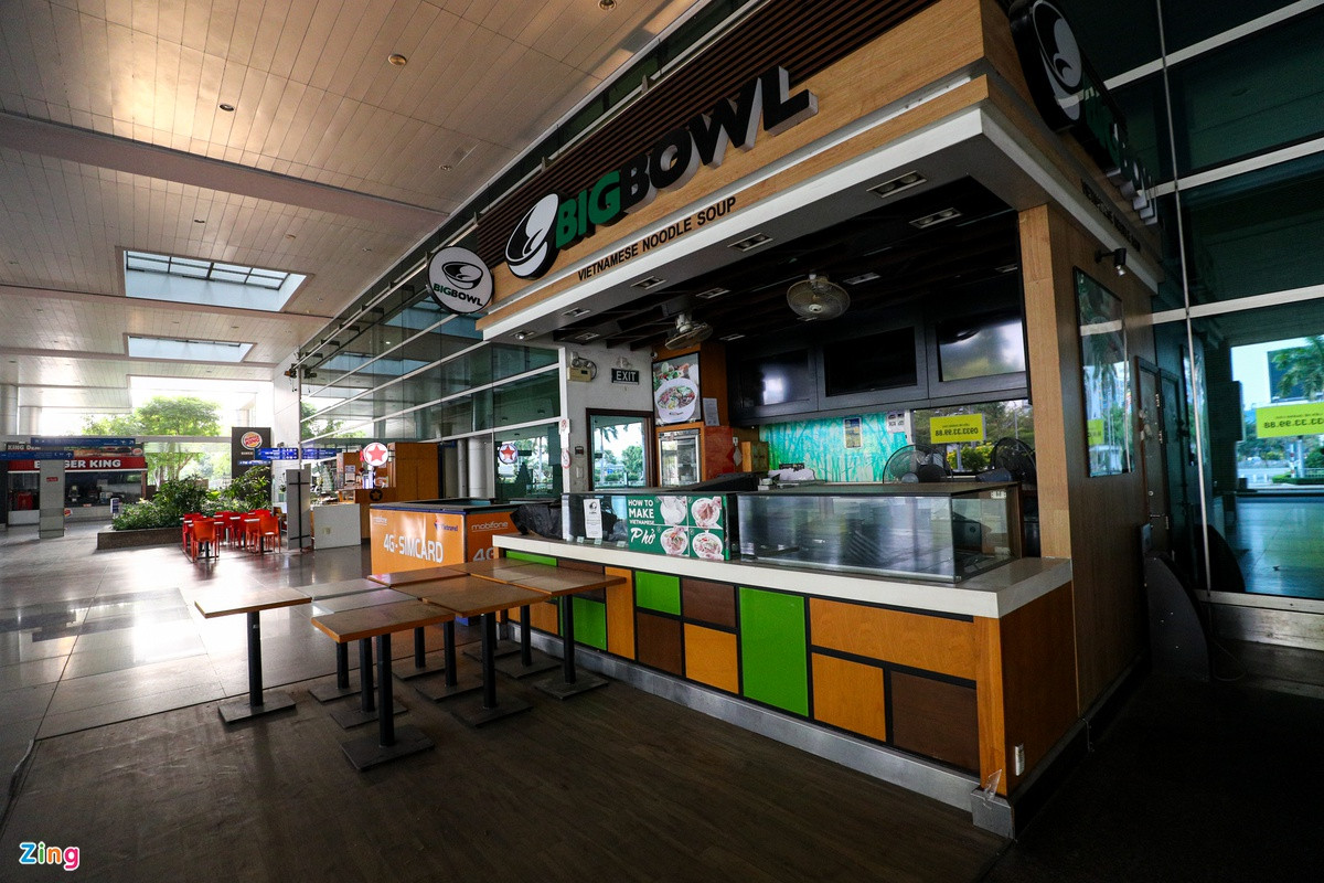 Hầu hết nhà hàng, quán cà phê trong ga quốc tế cũng trong tình trạng đóng cửa.