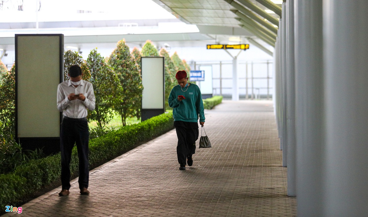 Lối đi vào ga quốc tế cũng chỉ còn vài hành khách, nhân viên thoải mái đi lại.