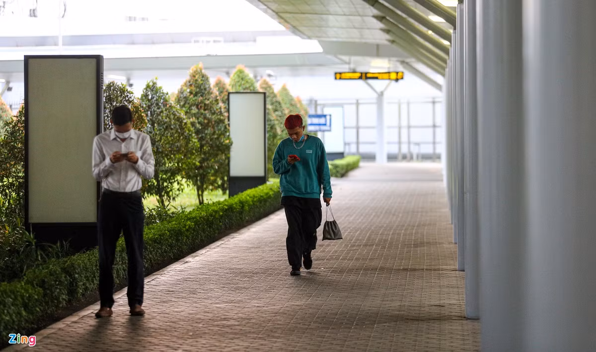 Lối đi vào ga quốc tế cũng chỉ còn vài hành khách, nhân viên thoải mái đi lại.