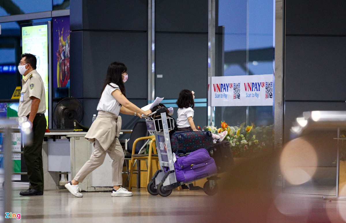 Tại khu vực cổng D1, thỉnh thoảng có vài hành khách đi vào khu vực làm thủ tục. Cổng D2 cách đó không xa cũng đã đóng cửa do lượng khách ra vào quá ít.