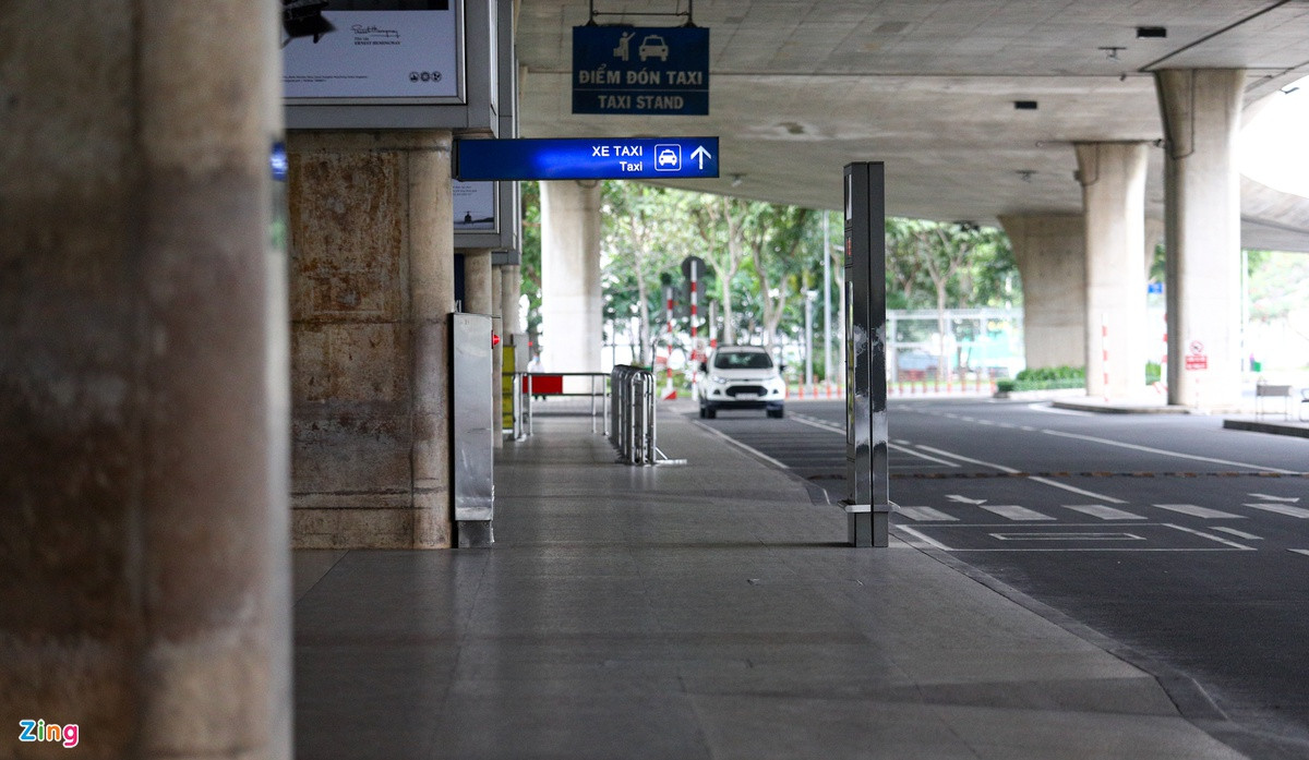 Khu vực đón xe taxi vốn nhộn nhịp nhưng nay chỉ còn lác đác vài chiếc ra vào.