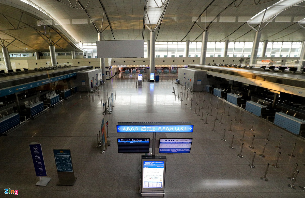 Khu vực làm thủ tục cũng không một bóng người vào lúc 17h. Các quầy làm thủ tục, quầy hướng dẫn chỉ có nhân viên làm việc khi đến giờ bay của hãng.