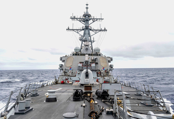 Hôm 4/2, tàu khu trục John S. McCain đã di chuyển qua eo biển Đài Loan - động thái mà Hải quân Mỹ xem như cách thể hiện "cam kết của Mỹ về một khu vực Ấn Độ Dương - Thái Bình Dương tự do và rộng mở". Ảnh: Tầm nhìn từ trên boong tàu USS John S. McCain. Ảnh: Hải quân Mỹ. 