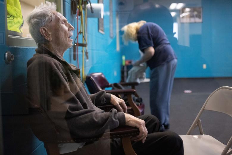 Một cặp đôi lớn tuổi tạm trú trong trung tâm bảo trợ khi nhiệt độ xuống thấp kỷ lục ở Galveston hôm 18/2.