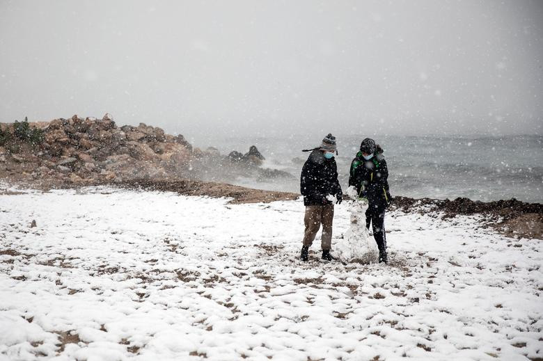 Tuyết rơi dày đã gây ra tình trạng cắt điện, giao thông bị ảnh hưởng.