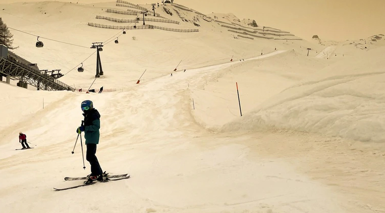 Một vài người chơi trượt tuyết tại khu nghỉ dưỡng ở Anzere, Thụy Sĩ.