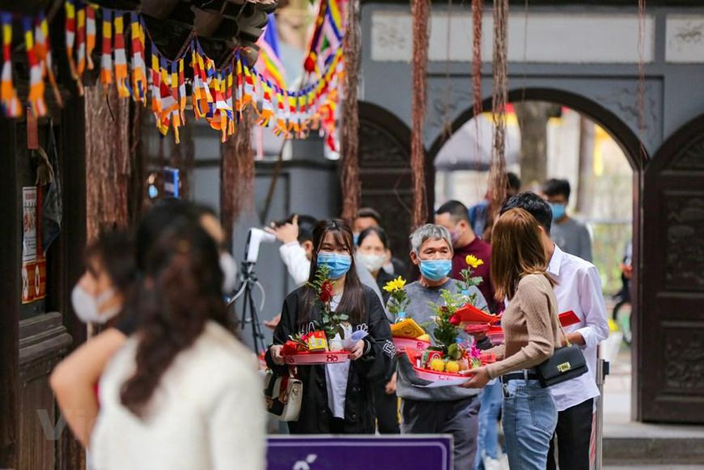 Điều đặc biệt là năm nay lễ Valentine trùng với những ngày đầu năm nên rất nhiều bạn trẻ đã tranh thủ sắm lễ đến chùa để cầu nguyện chuyện tình duyên. (Ảnh: Minh Sơn/Vietnam+)