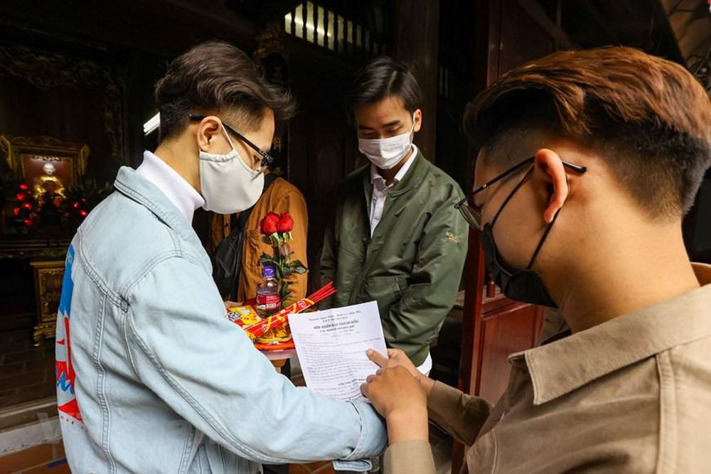 Nhóm bạn trẻ đến từ Gia Lâm, Hà Nội lại hào hứng với việc 'thử' đi cầu tình duyên ở ngôi chùa nổi tiếng nhất nhì Hà Nội này. (Ảnh: Minh Sơn/Vietnam+)