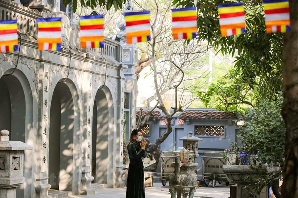 Trong dịp đầu năm mới, nhiều bạn trẻ đã tới đây để nguyện cầu chuyện tình duyên. (Ảnh: Minh Sơn/Vietnam+)