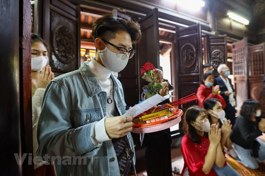 Bạn Nguyễn Minh Hiệp (Gia Lâm, Hà Nội) chia sẻ: 'Em được biết chùa Hà là nơi cầu duyên rất linh nên hôm nay em đến đây vừa là để cầu bình an, sức khỏe và vừa cầu duyên. Hi vọng năm mới em sẽ có người yêu.' (Ảnh: Minh Sơn/Vietnam+)