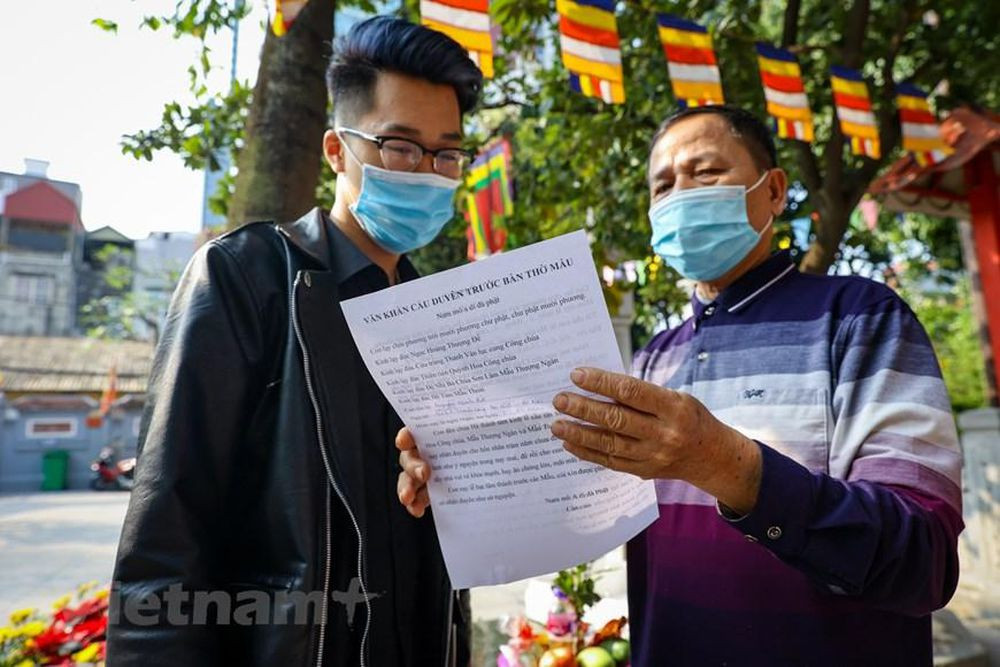 Nguyễn Minh Đức (21 tuổi, Thành Công, quận Đống Đa) cho biết năm nay bạn đi chùa Hà ngoài việc cầu mong may mắn trong năm mới bạn cũng tranh thủ cầu cho mình 'thoát ế'. (Ảnh: Minh Sơn/Vietnam+)