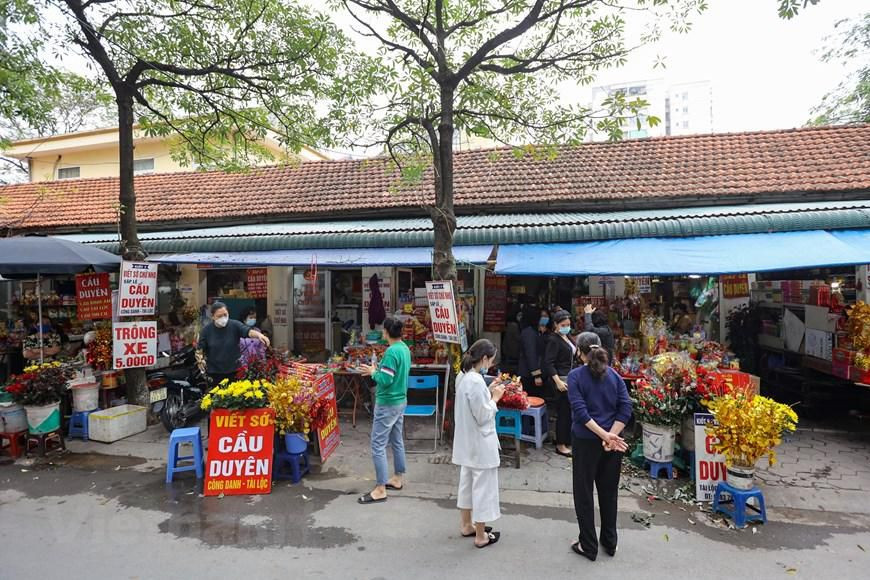 Chùa Hà vốn nổi tiếng là ngôi chùa cầu duyên linh ứng nên nhiều bạn trẻ sắm lễ đi chùa để cầu cho mình một mối lương duyên như ý. (Ảnh: Minh Sơn/Vietnam+)