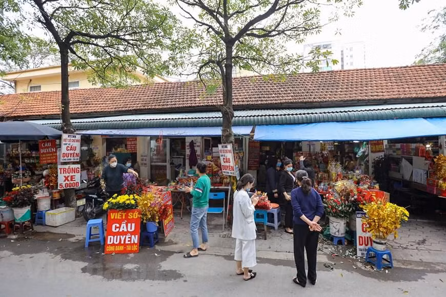 Chùa Hà vốn nổi tiếng là ngôi chùa cầu duyên linh ứng nên nhiều bạn trẻ sắm lễ đi chùa để cầu cho mình một mối lương duyên như ý. (Ảnh: Minh Sơn/Vietnam+)