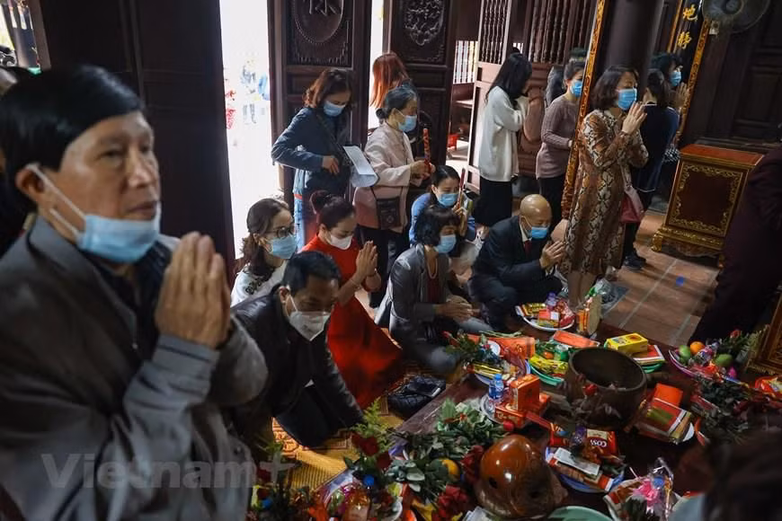 Không ai có thể khẳng định đi chùa Hà về sẽ có người thương, nhưng nhiều năm qua đây là địa điểm được các bạn trẻ lựa chọn với hy vọng tìm được một nửa phù hợp. (Ảnh: Minh Sơn/Vietnam+)