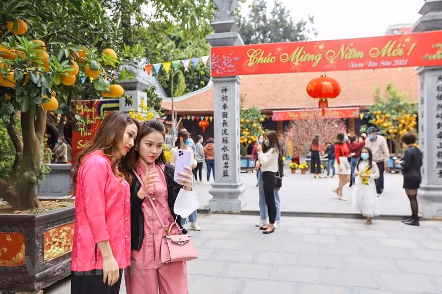 Ngoài việc cầu duyên, nhiều bạn trẻ cũng tìm đến chùa Hà để chụp ảnh lưu lại kỷ niệm. (Ảnh: Minh Sơn/Vietnam+)