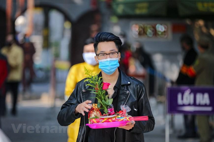 Theo đúng trình tự, mỗi người khi đến chùa Hà cần chuẩn bị mâm lễ cho Ban Mẫu để cầu duyên bao gồm tiền vàng, trầu cau, bánh kẹo, muối, rượu, hoa hồng, tiền lẻ. (Ảnh: Minh Sơn/Vietnam+)