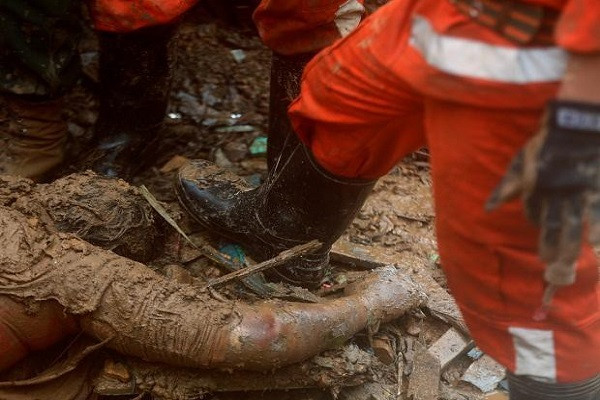 Sập mỏ vàng ở Indonesia, nhiều người chết và mất tích Sap mo vang o Indonesia, nhieu nguoi chet va mat tich