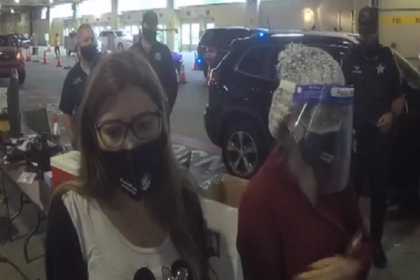 Cai trang thanh ba gia de duoc tiem vac xin ngua COVID-19