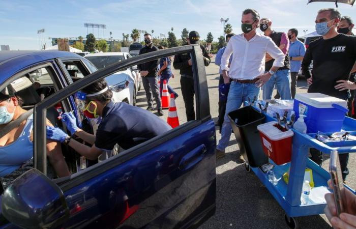 Thị trưởng Eric Garcetti (phải) cùng Thống đốc Gavin Newsom thăm điểm tiêm chủng vắc xin COVID-19 tại sân vận động Dodge hôm 15/1. Ảnh: Reuters.