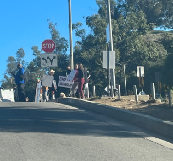 "Đám đông biểu tình đã làm gián đoạn hoạt động tại điểm tiêm chủng Dodge trong 55 phút, sau đó nơi này tiếp tục hoạt động bình thường", Andrea Garcia, người phát ngôn của văn phòng Thị trưởng Eric Garcetti, nói với The Hill. Ảnh: Twitter.