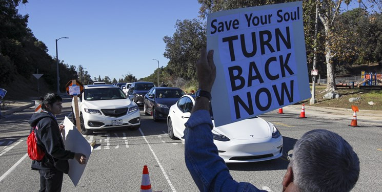 Los Angeles Times đưa tin, những người biểu tình là thành viên của các nhóm cực hữu chống vắc xin. Ảnh: Twitter.