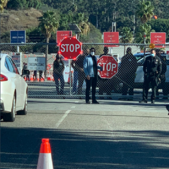 Cuối tuần trước, khoảng 50 người biểu tình không đeo khẩu trang đã kéo đến cổng sân vận động Dodge khiến điểm tiêm chủng này phải đóng cửa trong gần một giờ. Ảnh: Twitter.