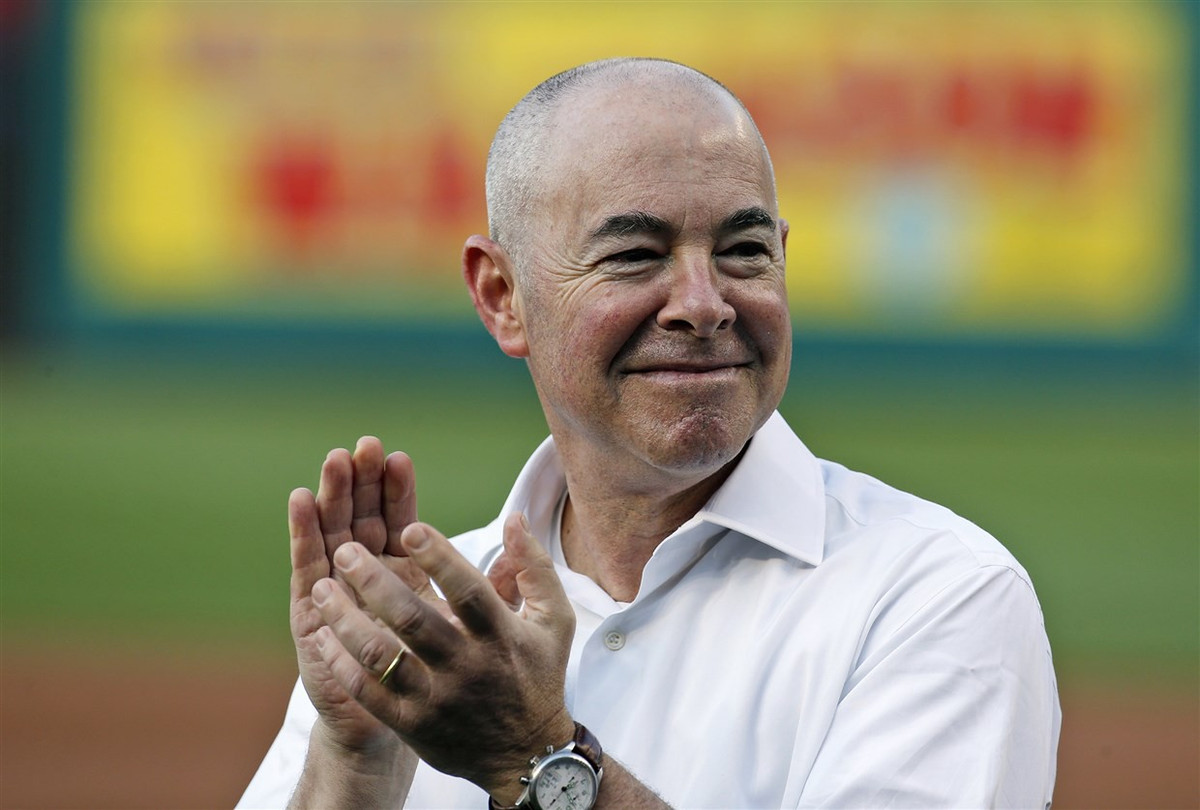 Cũng trong ngày 2/2/2021, với 56 phiếu thuận và 43 phiếu chống, Thượng viện Mỹ đã xác nhận đề cử ông Alejandro Mayorkas làm Bộ trưởng An ninh Nội địa Mỹ. Sau khi tuyên thệ nhậm chức, ông Mayorkas trở thành người nhập cư Latinh đầu tiên trong lịch sử Mỹ nắm giữ chức vụ này. Ảnh: AP.