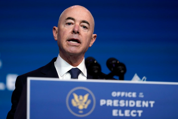 Bộ trưởng Alejandro Mayorkas sinh ngày 24/11/1959 tại La Habana, Cuba. Ông cùng gia đình đã chuyển tới Mỹ vào năm 1960. Họ sống tại Miami, bang Florida, trước khu chuyển đến Los Angeles, California. Ông tốt nghiệp cử nhân trường Đại học California ở Berkeley vào năm 1981 và nhận bằng Luật của Trường Luật Loyola vào năm 1985. Ảnh: AP.