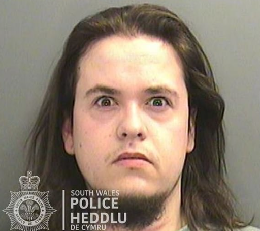 Trong cuộc gọi trình báo được ghi âm, Madog nói: "Tôi đã vô tình giết vợ sắp cưới của mình. Tôi đã bóp cổ cô ấy khi cô ấy bị một cơn rối loạn tâm thần. Chúng đôi đã đánh nhau". Khi được hỏi bản thân có phải là bệnh nhân không, Mugdog đáp là "có".