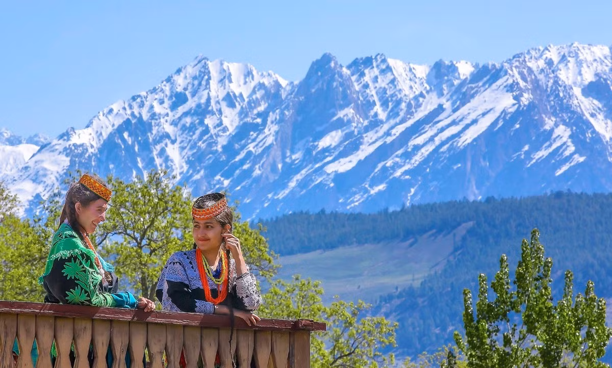 Người Kalash nói chung sống giản dị, yêu đời, yêu hòa bình và rất lạc quan. Ảnh: Tashin A Shah/WikiCommons.