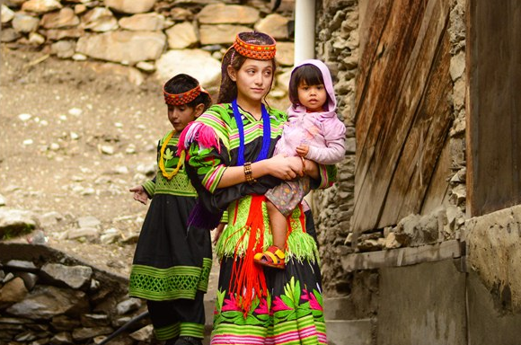 Phụ nữ bộ tộc Kalash thường làm các công việc như may vá, quán xuyến gia đình và chăm sóc con cái, thời gian còn lại họ có thể hát, khiêu vũ và trò chuyện với bạn bè. Ảnh: Tribune.