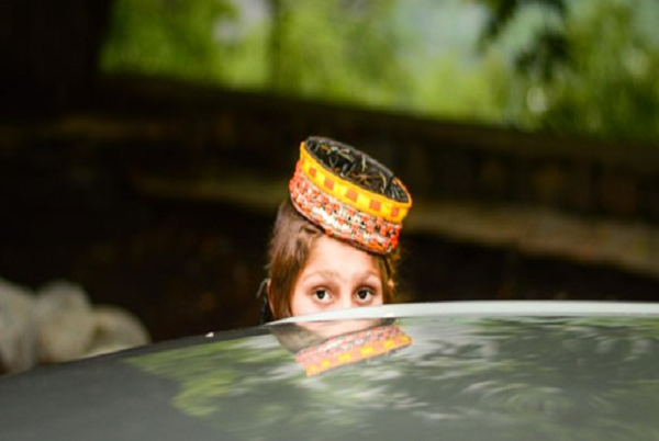 Kalash được coi là bộ tộc thiểu số nhỏ nhất và đặc biệt nhất tại Pakistan. Ảnh: Tribune.