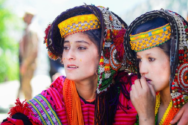 Phụ nữ Kalash được tùy ý chọn chồng, có quyền ly hôn, lấy người khác nếu cuộc hôn nhân của họ không hạnh phúc. Đáng chú ý, kể cả trong lúc chưa ly hôn, người phụ nữ Kalash có thể bỏ trốn theo tình yêu mới mà không bị chỉ trích. Ảnh: Tribune.