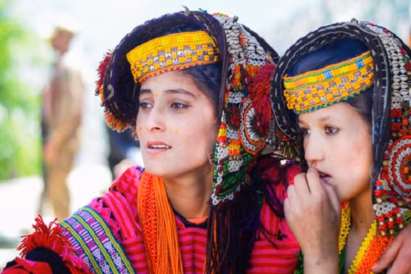 Phụ nữ Kalash được tùy ý chọn chồng, có quyền ly hôn, lấy người khác nếu cuộc hôn nhân của họ không hạnh phúc. Đáng chú ý, kể cả trong lúc chưa ly hôn, người phụ nữ Kalash có thể bỏ trốn theo tình yêu mới mà không bị chỉ trích. Ảnh: Tribune.