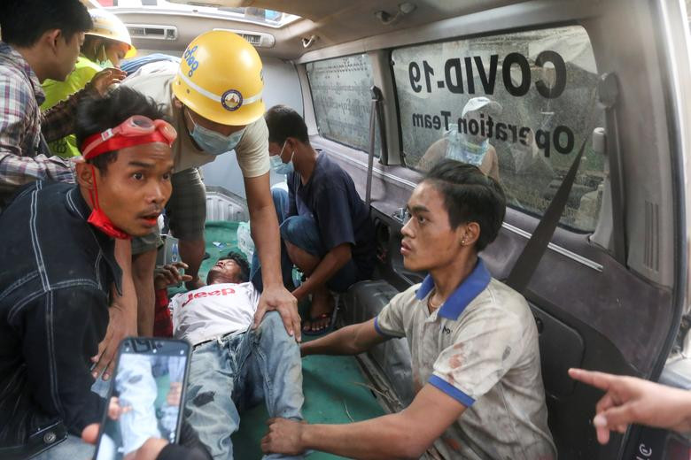 ASEAN có thể đóng vai trò quan trọng trong việc thúc đẩy cuộc đối thoại mang tính xây dựng nhằm đưa Myanmar trở về trạng thái bình thường và ổn định. Ảnh: Một người đàn ông bị thương sau cuộc biểu tình ở Mandalay, Myanmar, ngày 20/2.