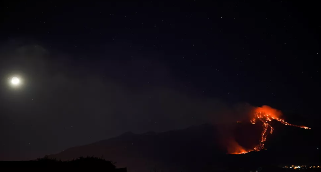 Etna cao hơn 3.300 m và là núi lửa hoạt động mạnh nhất châu Âu.