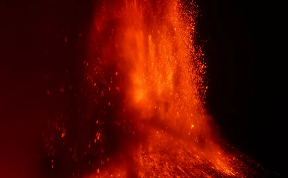 Etna là ngọn núi lửa đang hoạt động lớn nhất ở Châu Âu, luôn được các nhà khoa học theo dõi.