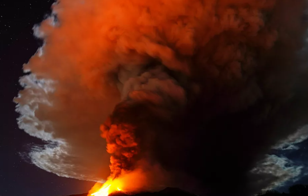 Tuần trước, Etna, núi lửa hoạt động mạnh nhất Châu Âu ở đảo Sicilia (Italy), đã "thức giấc", phun trào dung nham đỏ rực và cột khói bụi ước tính cao đến 1.500 mét. (Nguồn ảnh: Reuters)