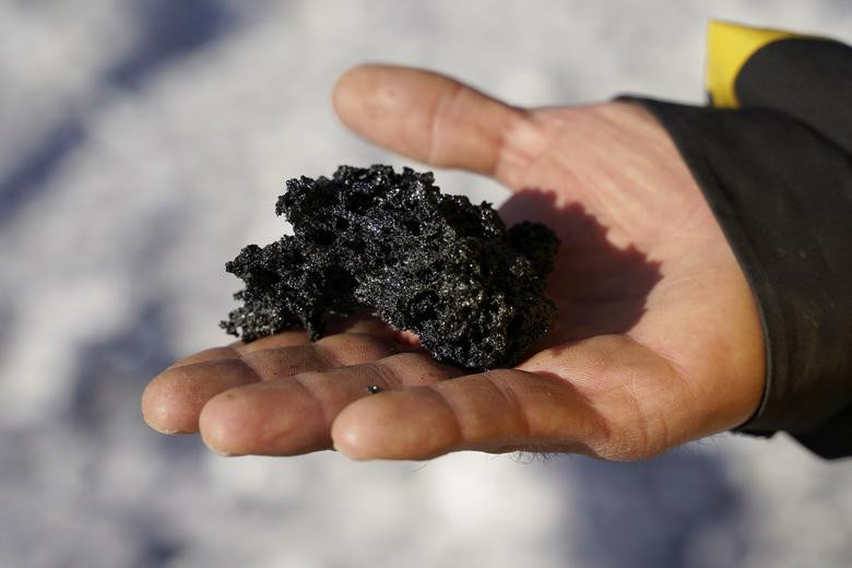 Một thành viên của lực lượng cứu hộ cầm trên tay vật thu được khi đến thăm miệng núi lửa gần Catania ngày 19/2.