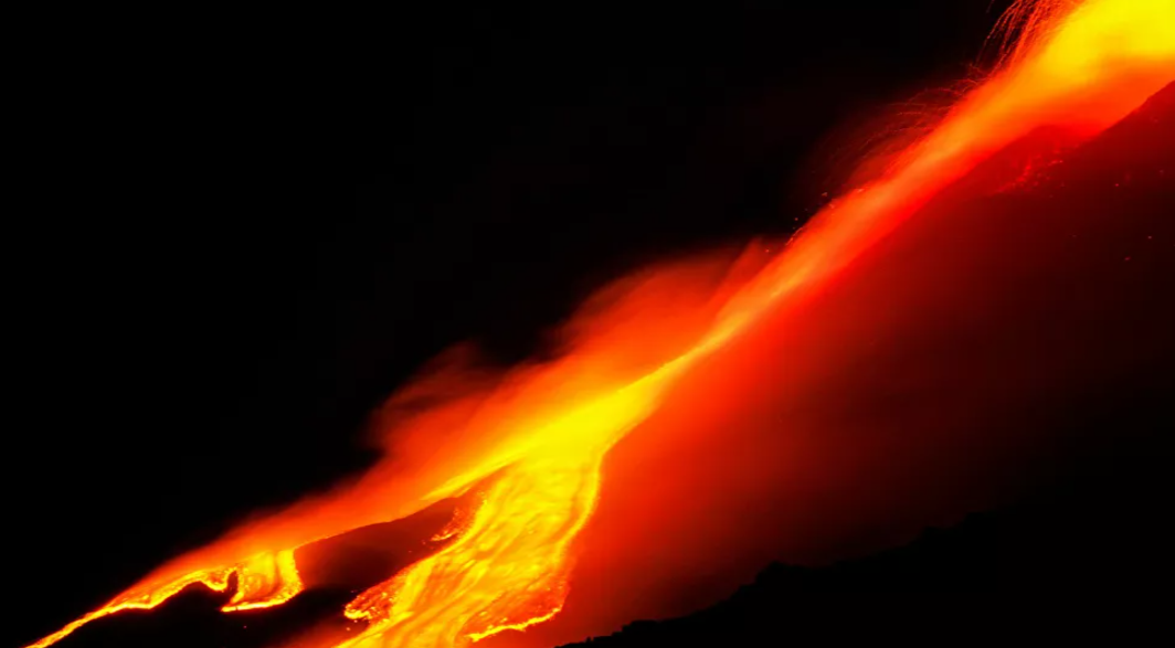 Theo Spunik, tro bụi do núi lửa phun trào đã rơi xuống một số ngôi làng xung quanh núi lửa Etna, bay đến tận thị trấn Catania.