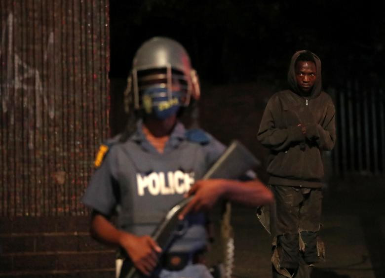 Tổng thống Nam Phi Ramaphosa nhấn mạnh việc đeo khẩu trang tại các địa điểm công cộng là bắt buộc, cá nhân nào không thực hiện có thể bị truy tố và bỏ tù tới 6 tháng.